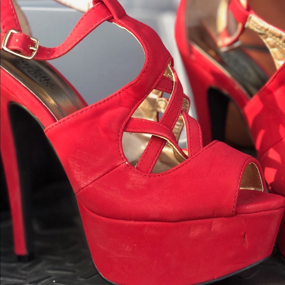 Red shoes - Picture 2 of 3